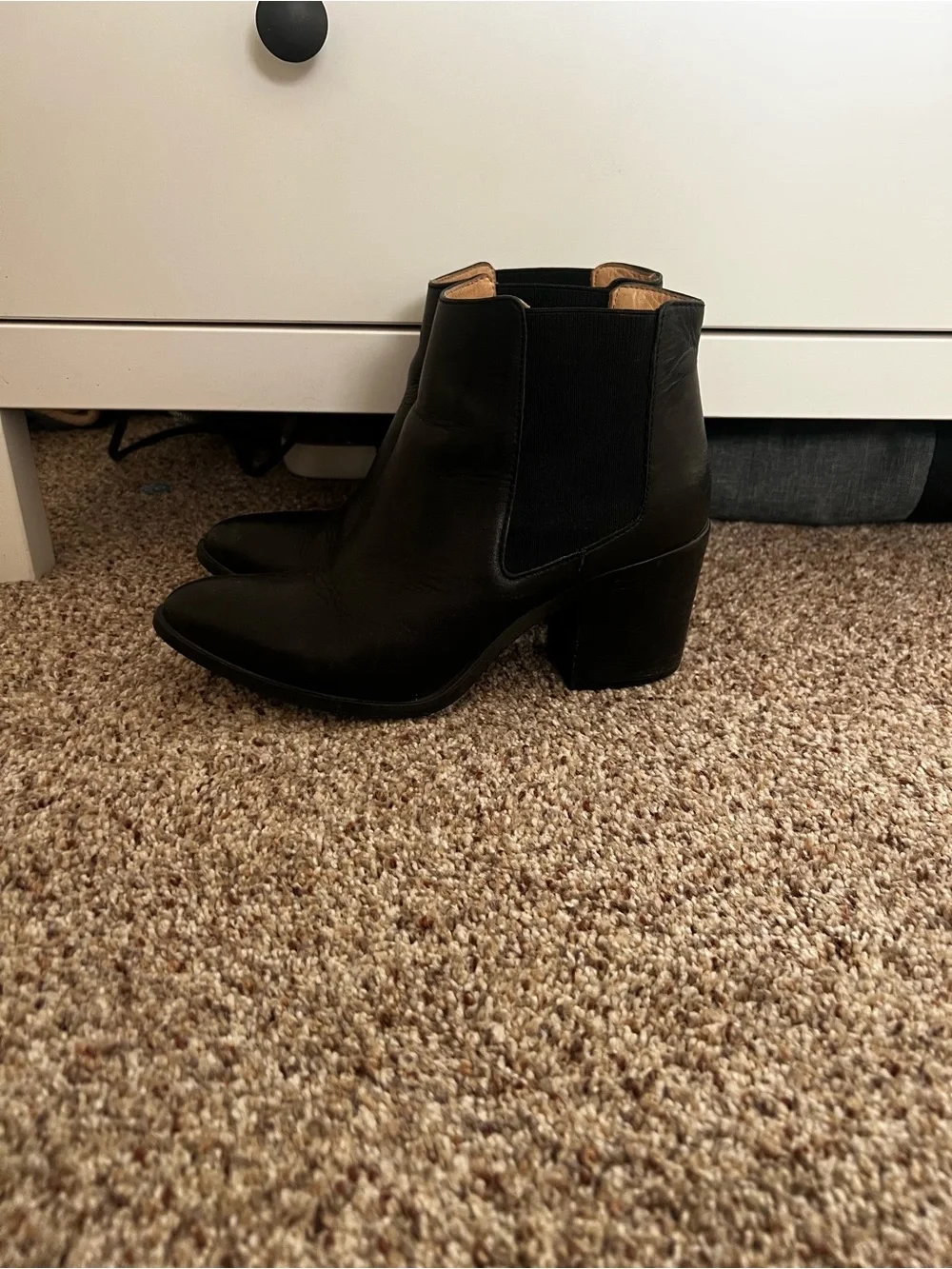 Gorgeous Nisolo heeled Chelsea boots